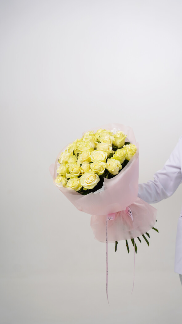 25 белых роз в оформлении №55