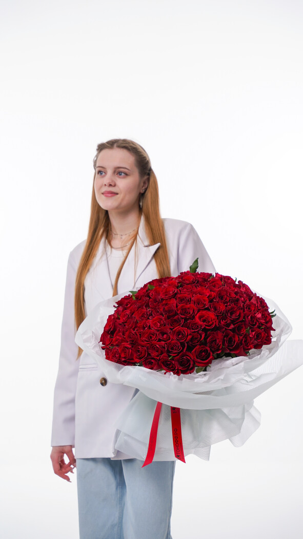 101 красная роза в оформлении №33