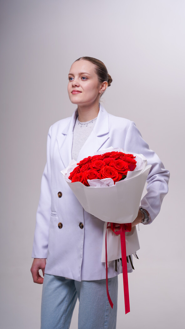 15 алых роз в оформлении №281