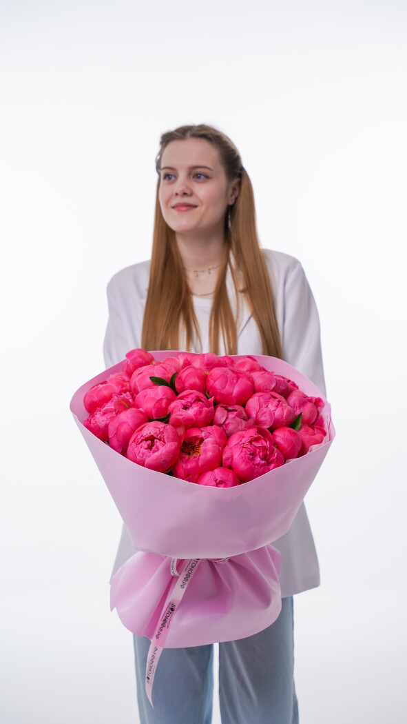 25 коралловых пионов в оформлении №135