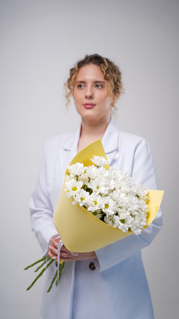 5 белых ромашковых хризантем в оформлении №76