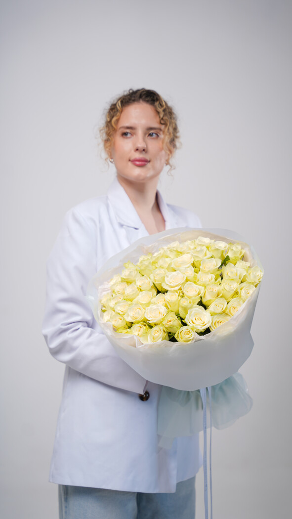 51 белая роза в оформлении №35