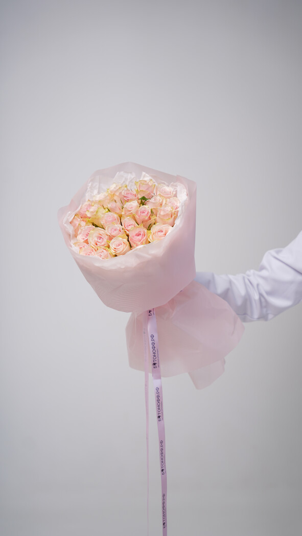25 нежно-розовых роз в оформлении №37