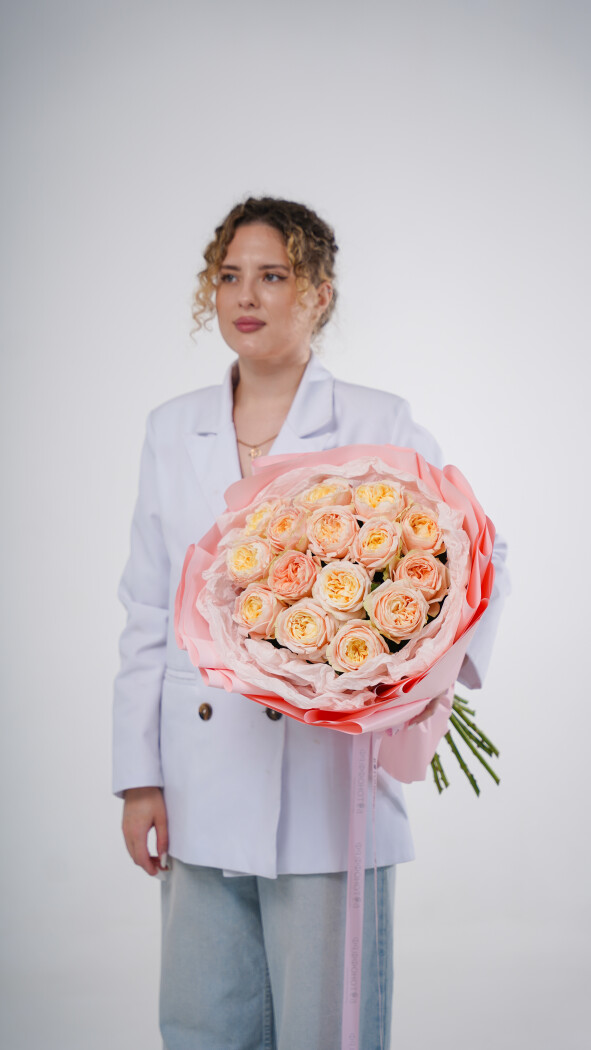 15 кремовых пионовидных роз в оформлении №3