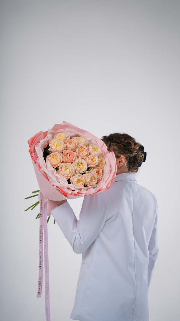 15 кремовых пионовидных роз в оформлении №3