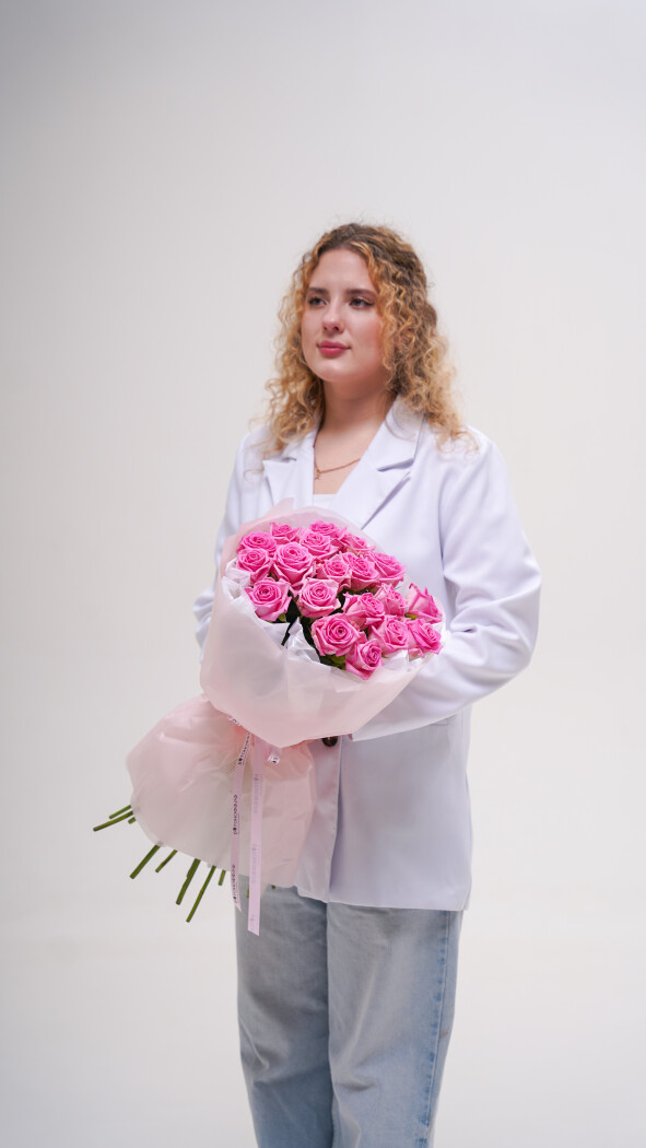 19 розовых роз в оформлении №234