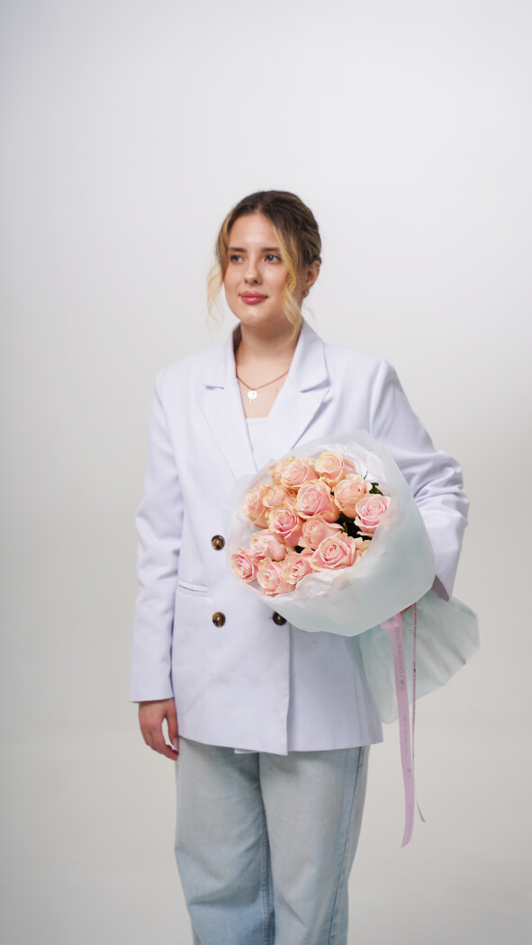 15 розовых роз в оформлении №60