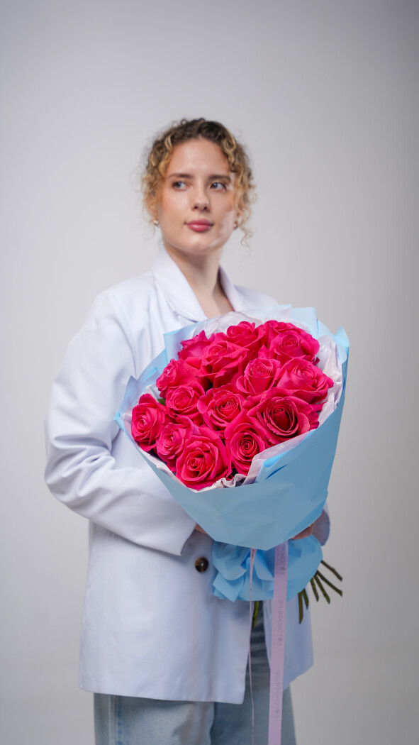 15 малиновых роз в оформлении №66