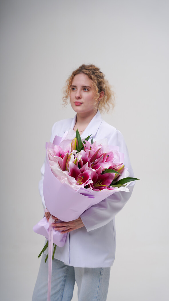 5 розовых лилий в оформлении №180