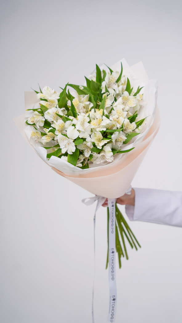 11 белых альстромерий в оформлении №90