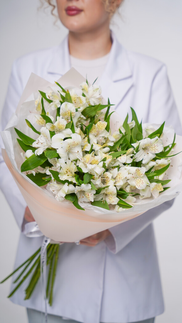 11 белых альстромерий в оформлении №90