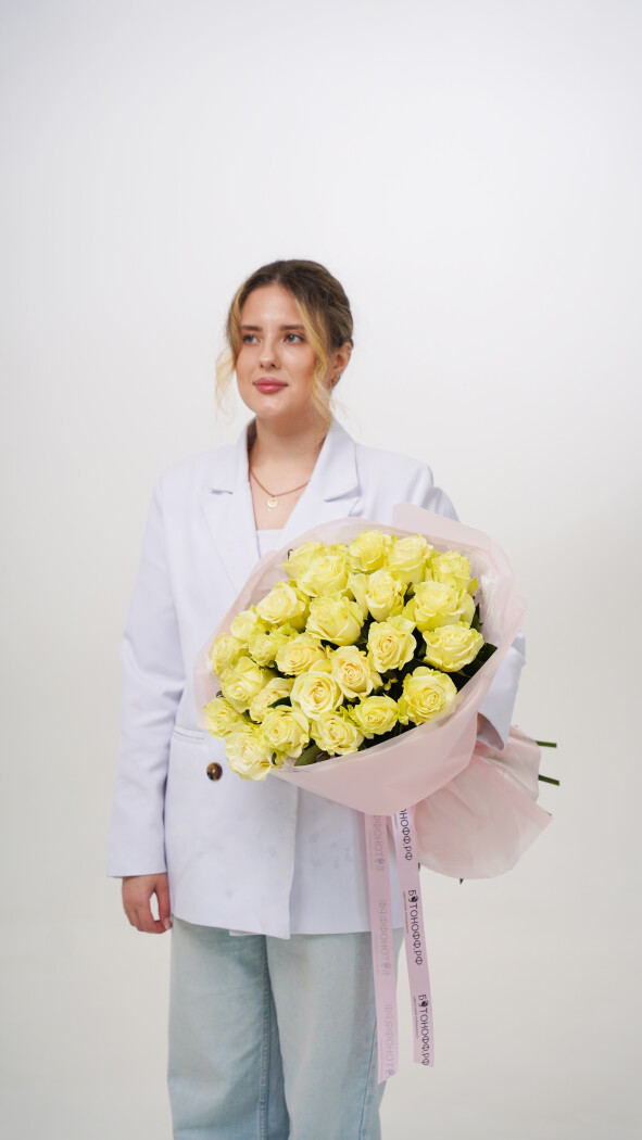 25 белых роз в оформлении №55