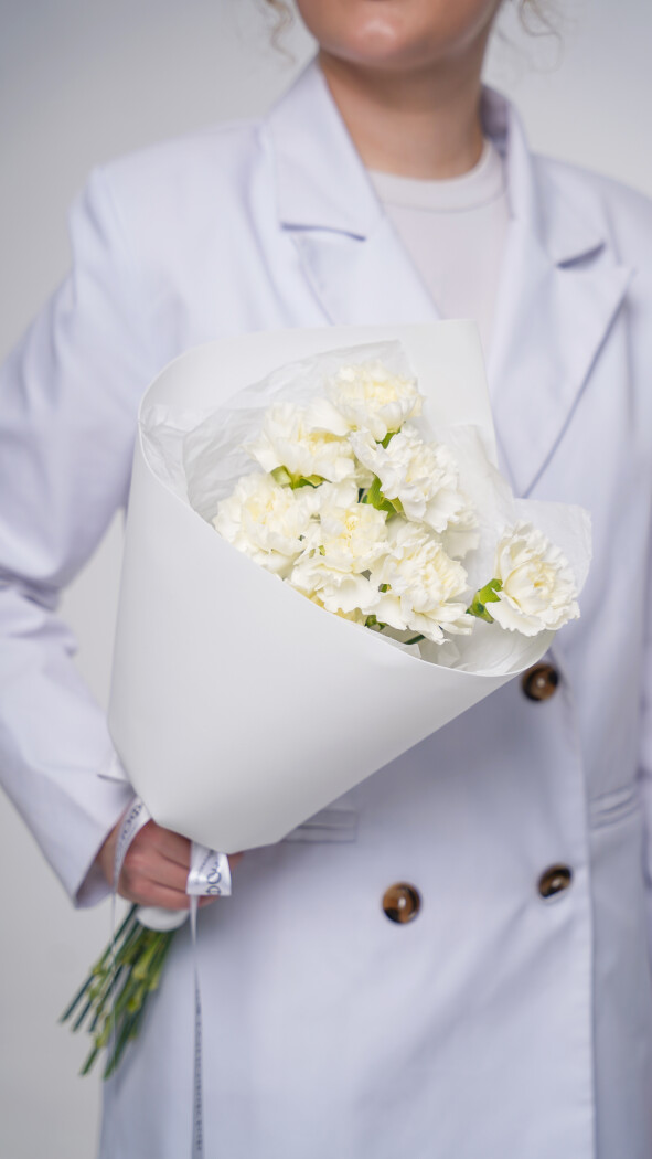 9 белых диантусов в оформлении №101