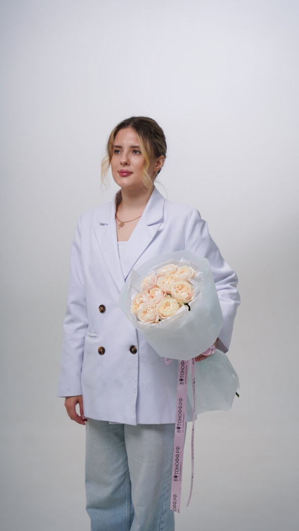 9 бледно-розовых пионовидных роз в оформлении №8