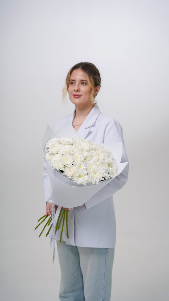 11 белых хризантем в оформлении №72