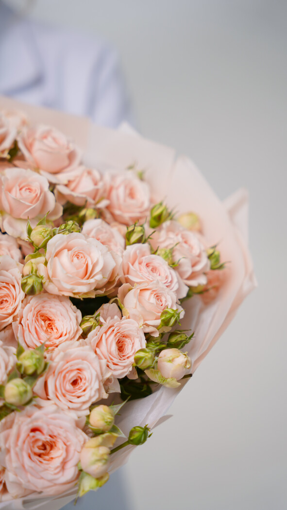 15 персиковых кустовых роз в оформлении №16