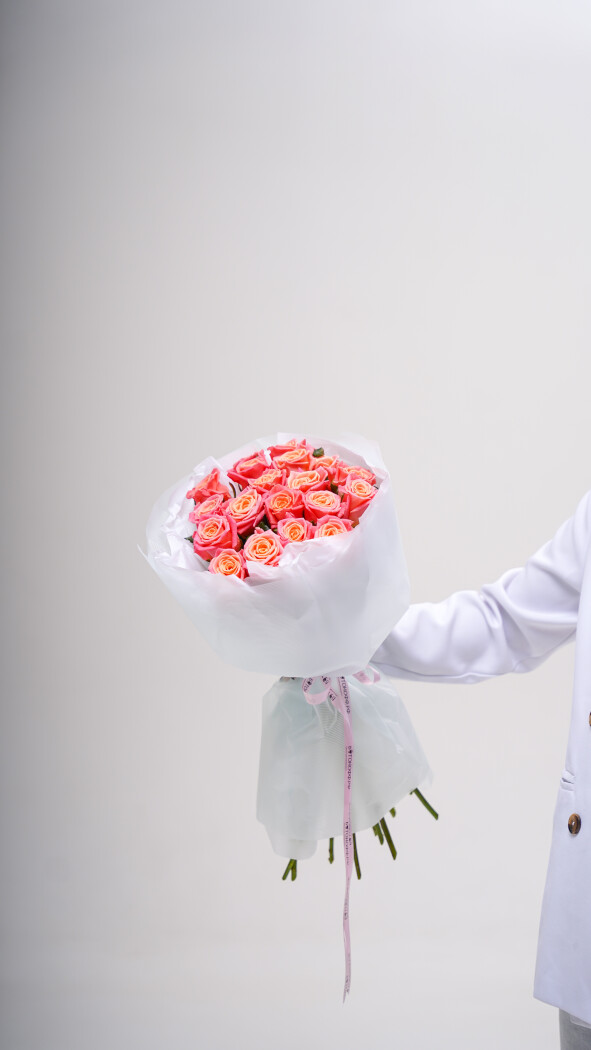 19 коралловых роз в оформлении №237