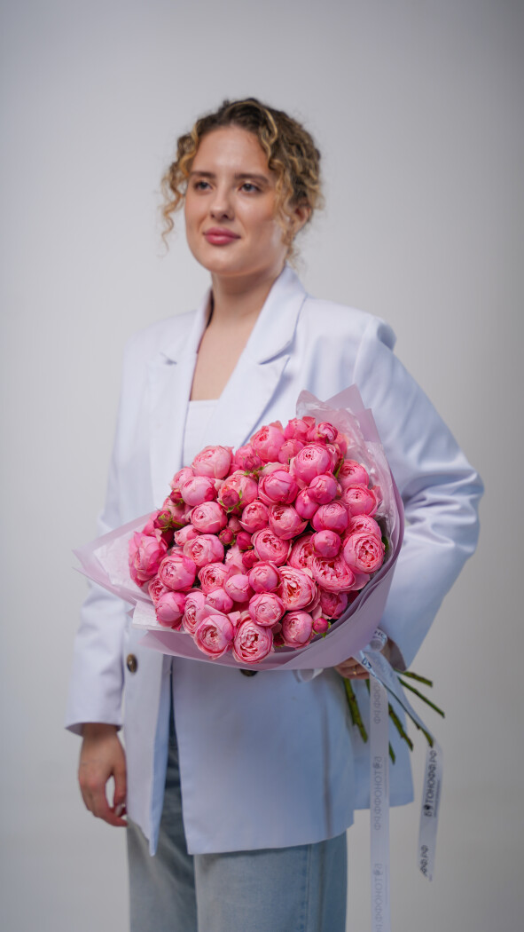 11 розовых кустовых роз в оформлении №27