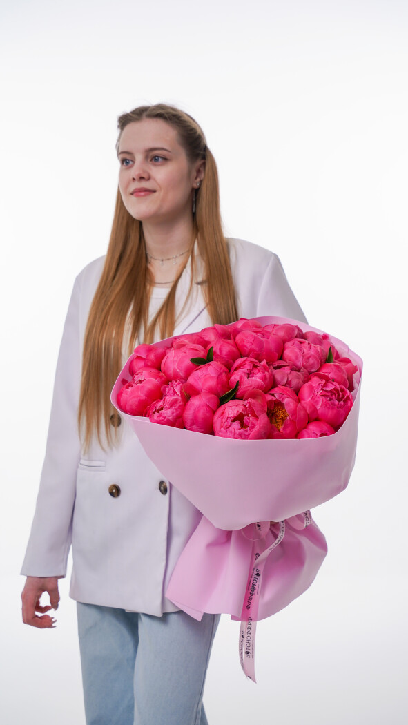 25 коралловых пионов в оформлении №135