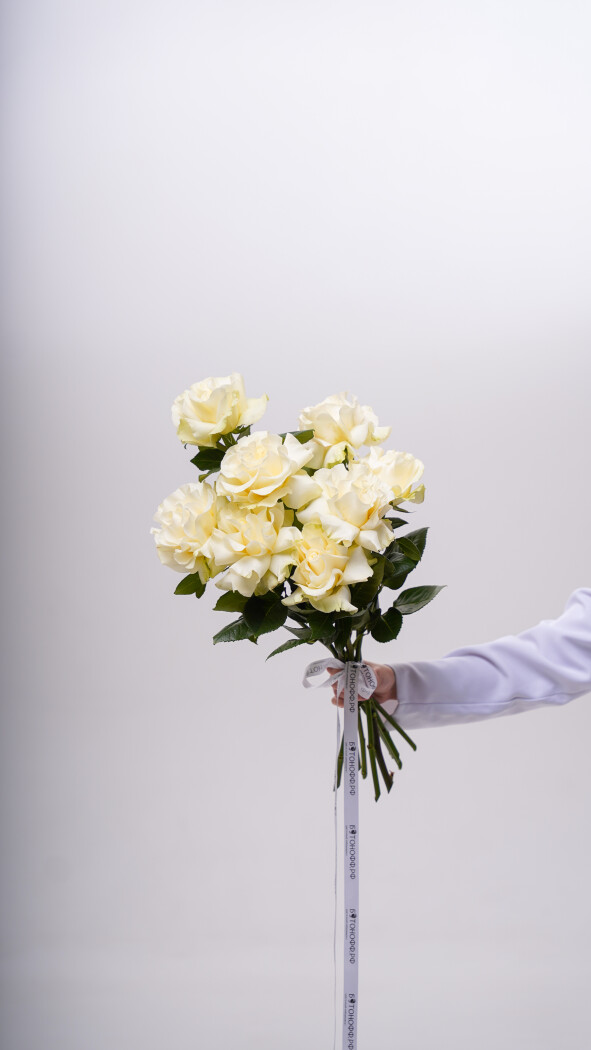 9 белых роз под ленту №277