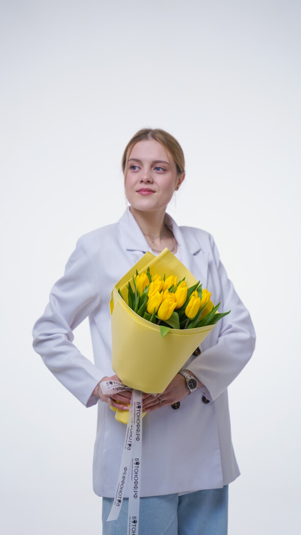 15 желтых тюльпанов в оформлении №368