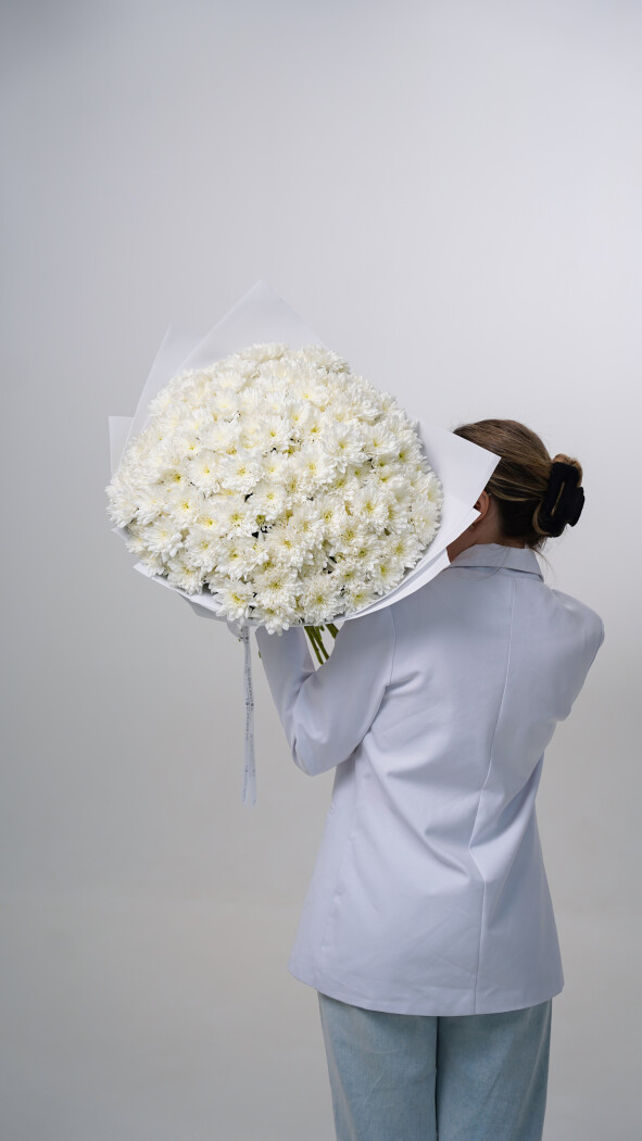 25 белых хризантем в оформлении №74