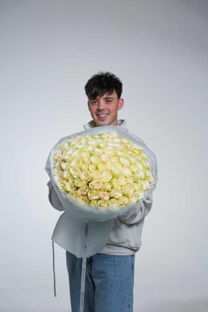 101 белая роза в оформлении №36