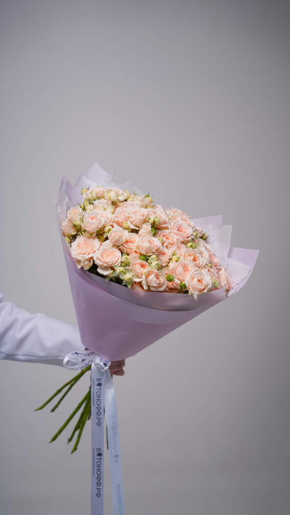 11 персиковых кустовых роз в оформлении №15