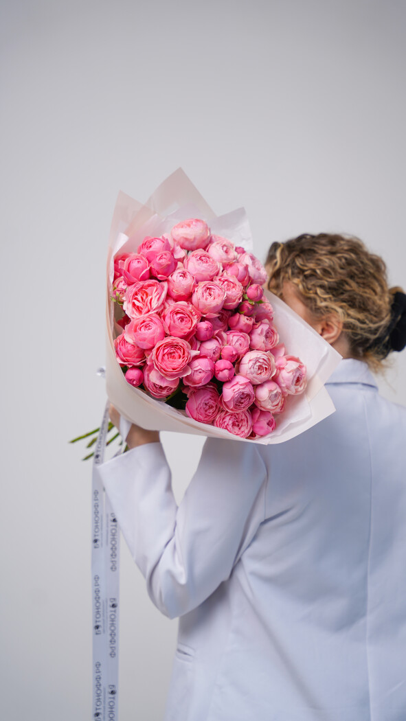 9 розовых кустовых роз в оформлении №26