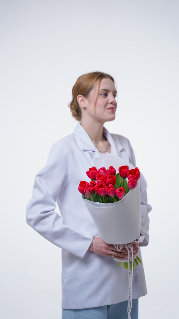15 красных тюльпанов в оформлении №373