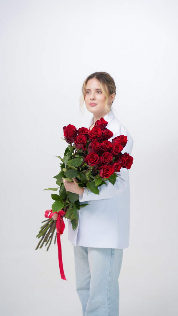15 красных метровых роз под ленту №48