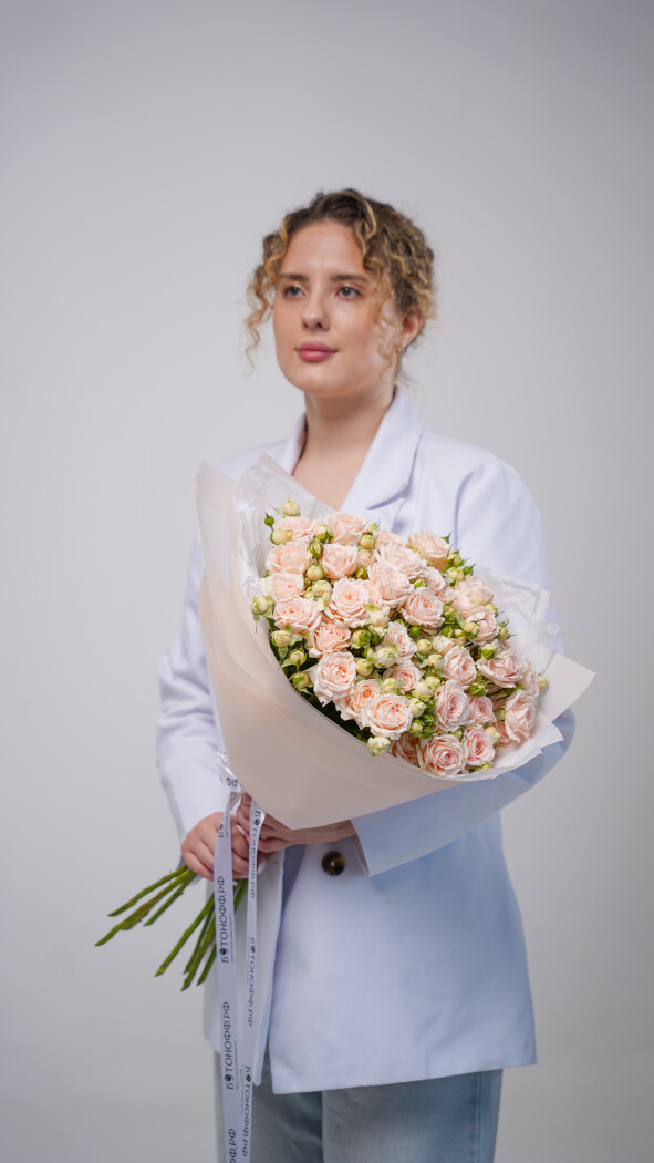 9 персиковых кустовых роз в оформлении №14