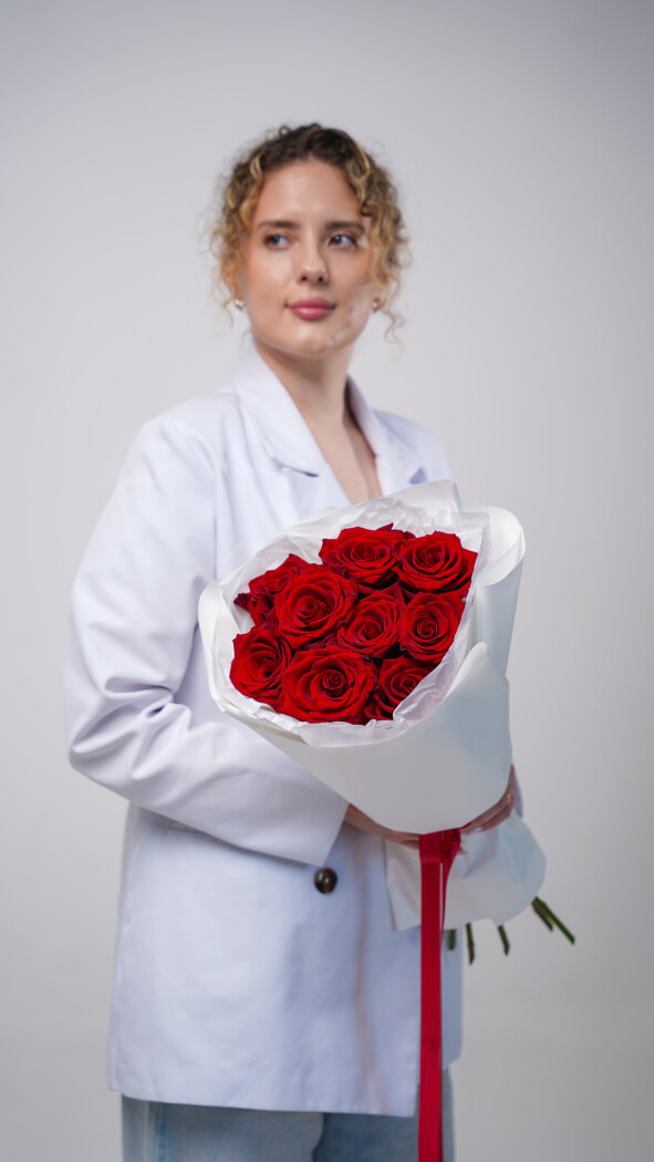 9 красных роз в оформлении №41
