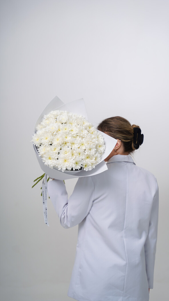 11 белых хризантем в оформлении №72