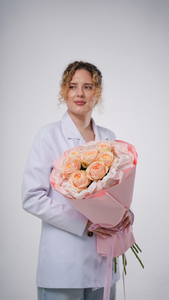 7 кремовых пионовидных роз в оформлении №1