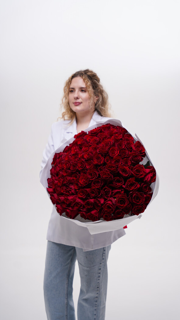 101 красная роза в оформлении №45
