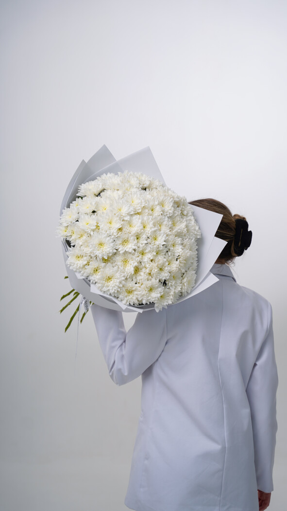 15 белых хризантем в оформлении №73