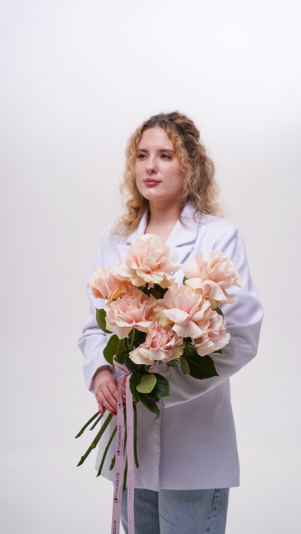 9 розовых роз под ленту №276