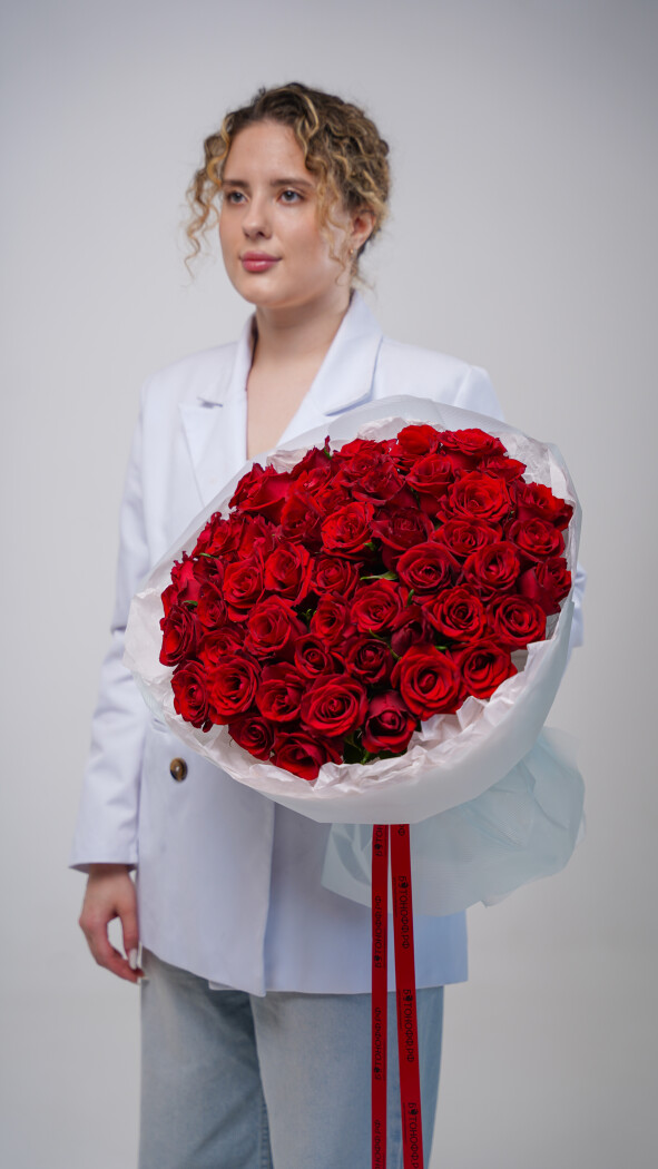 51 красная роза в оформлении №32