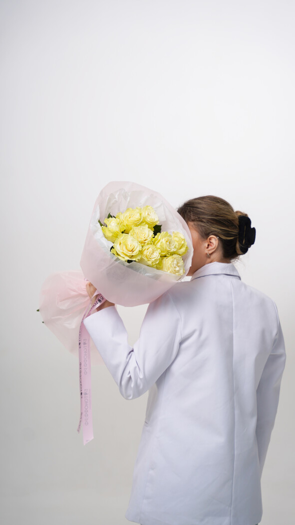 9 белых роз в оформлении №53