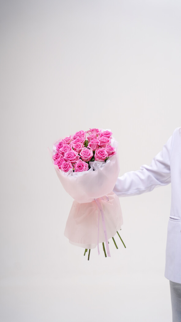 19 розовых роз в оформлении №234