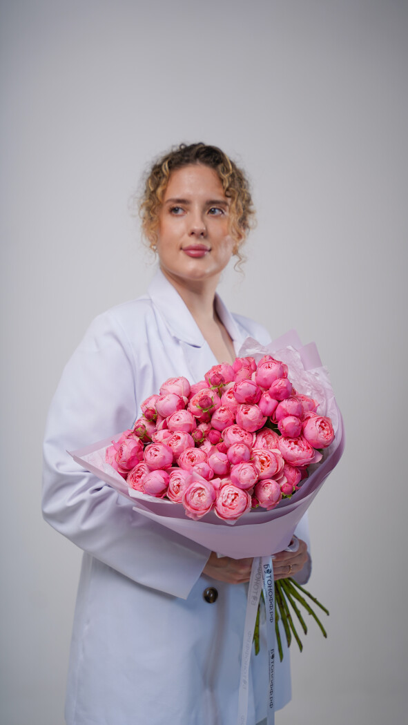 11 розовых кустовых роз в оформлении №27