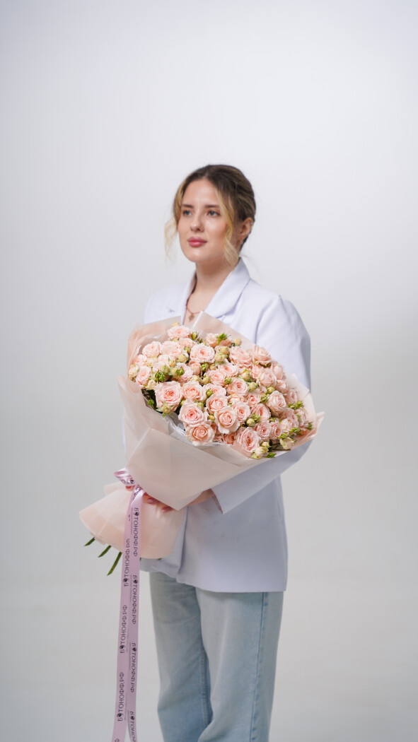 15 персиковых кустовых роз в оформлении №16