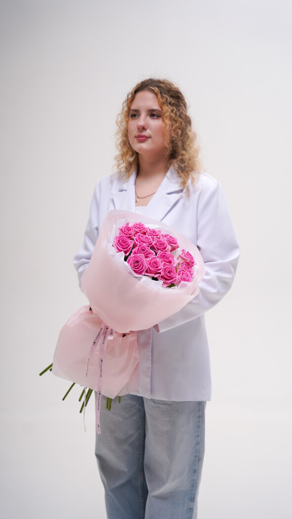 15 розовых роз в оформлении №232