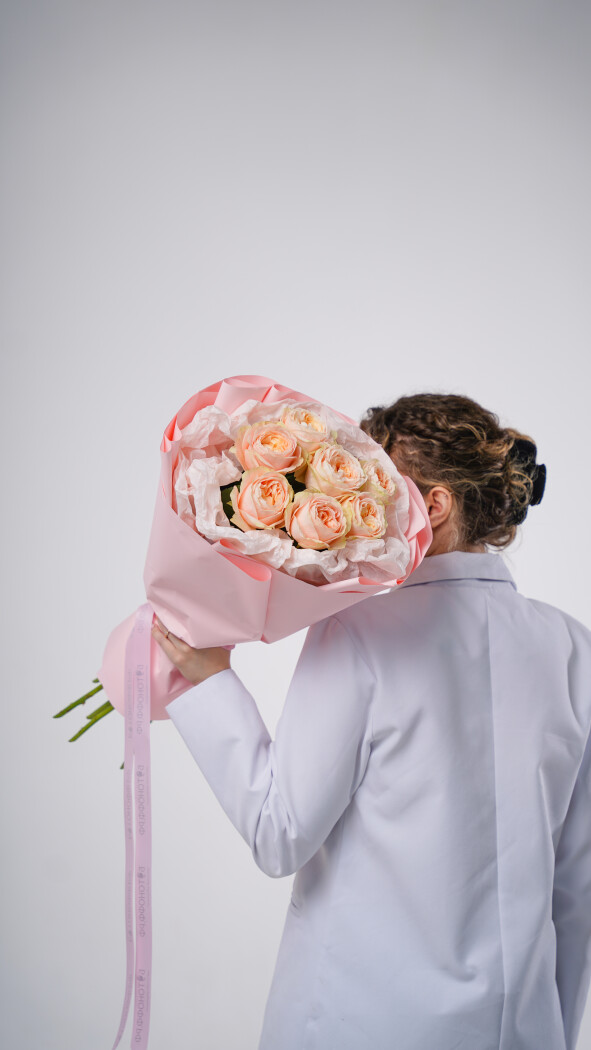 7 кремовых пионовидных роз в оформлении №1