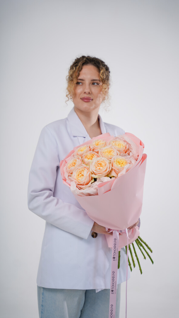 9 кремовых пионовидных роз в оформлении №2