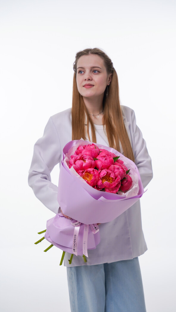 11 коралловых пионов в оформлении №134
