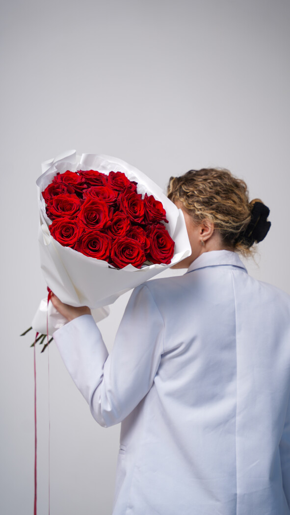 15 красных роз в оформлении №42