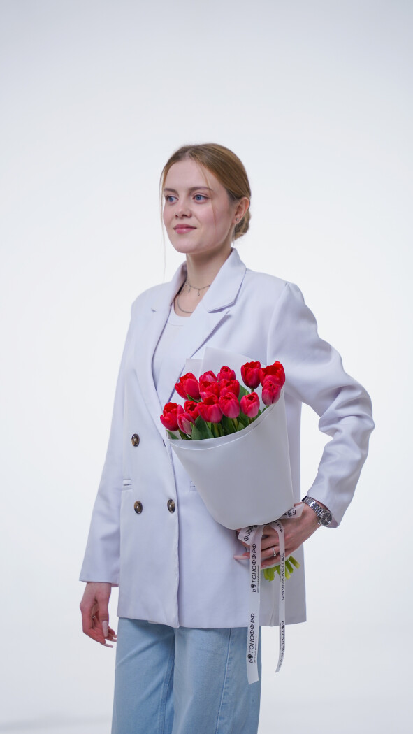 15 красных тюльпанов в оформлении №373