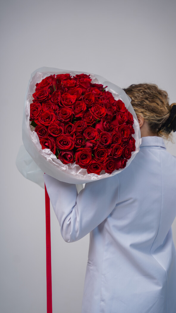 51 красная роза в оформлении №32